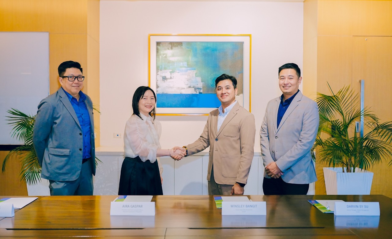 Manulife volunteers partake in a seedling prep activity.